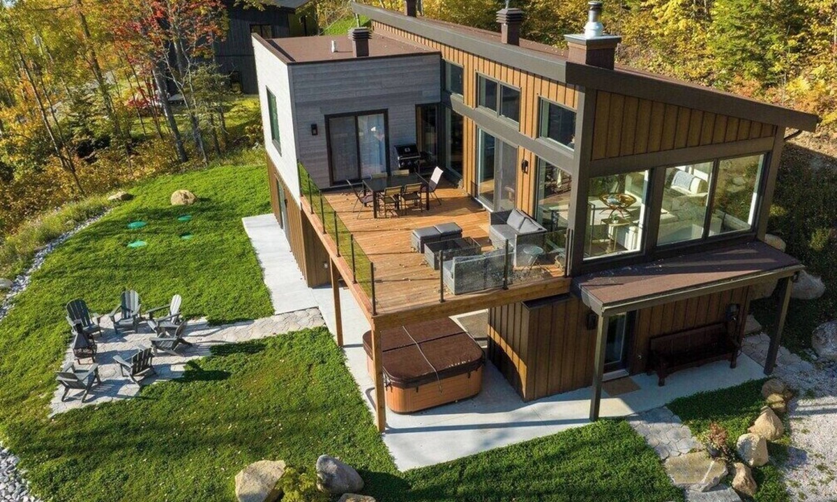 Les Eboulements Ski Chalet | Chez Annie 215: Panoramic Views & Hot Tub