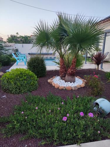 Sorgues Bed & Breakfast | Chez Brigitte Chambre d hôtes avec cour privative,piscine,