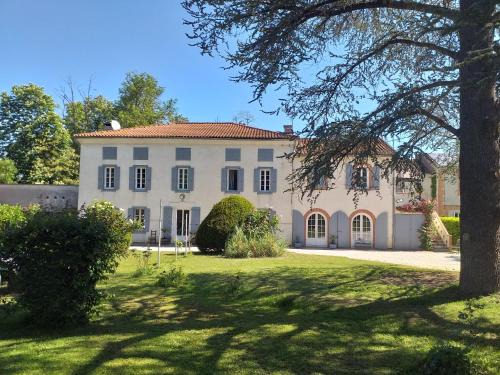 Le Fossat House | Chez Celine et Philippe chambre Marie dans propriété de charme avec piscine
