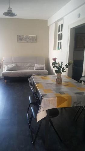 Ay Apartment | Chez Chantal à Ay