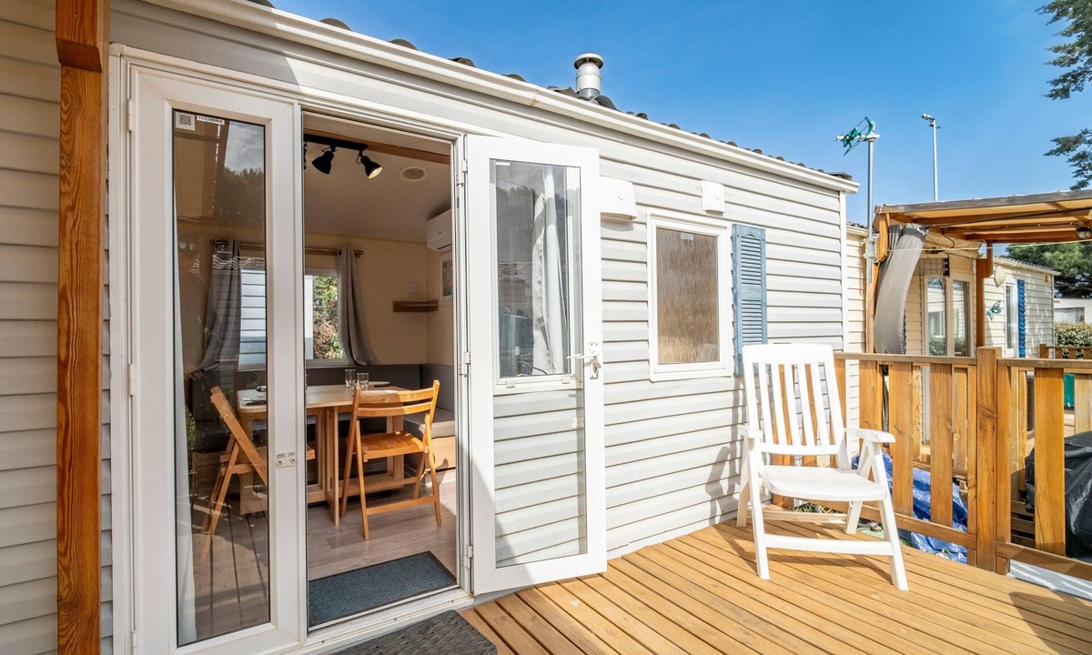 Port-la-Nouvelle House | Chez Claude – Shared Pool, Private Terrace, and Air Conditioning