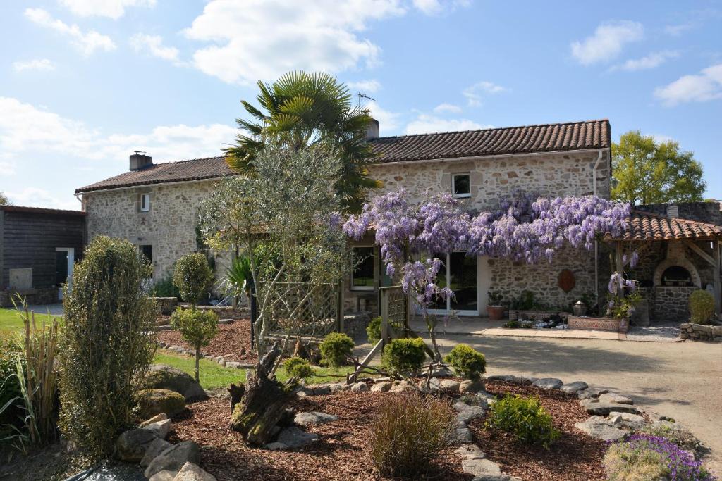 Bazoges-en-Paillers Apartment | Chez Dominique et Bruno à 20 mm du PuyduFou