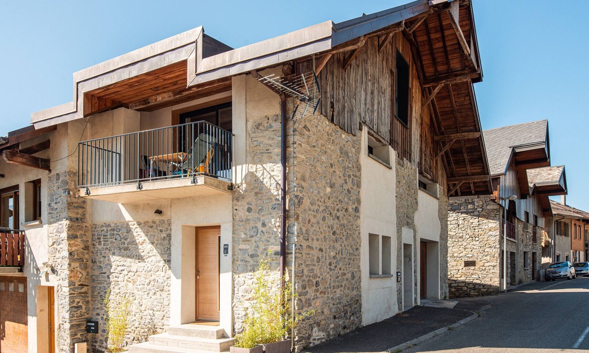 Saint-Pierre-d'Albigny Apartment | Chez Flo Apartment – Cozy Studio with Mountain View and Air Conditioning