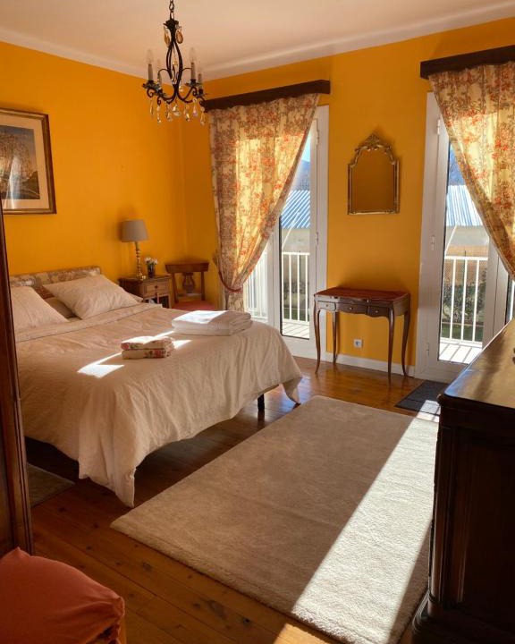 Bourg-Madame Apartment | Chez Hélène 3 étoiles, labellisé disabled PMR,pour 4 personnes chiens bienvenus-pet friendly