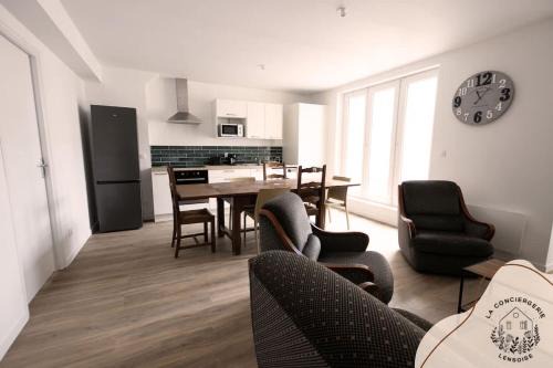 Lens Apartment | Chez Jean Hyper centre 4 Chambres wifi 8 pers