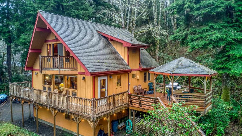 Cloverdale House | Chez Nous Chalet - Meredith Lodging