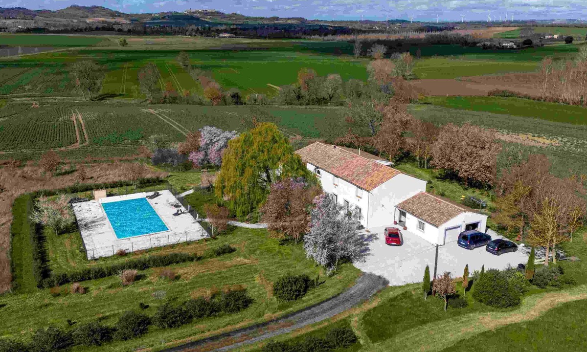 La Pomarede Hotel | Chez PhiL