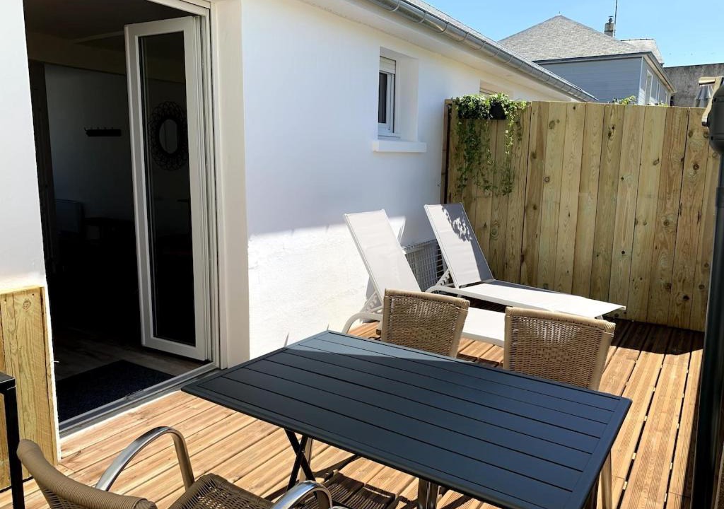 Donville-les-Bains Apartment | Chez Rose, Terrasse Plein Sud!