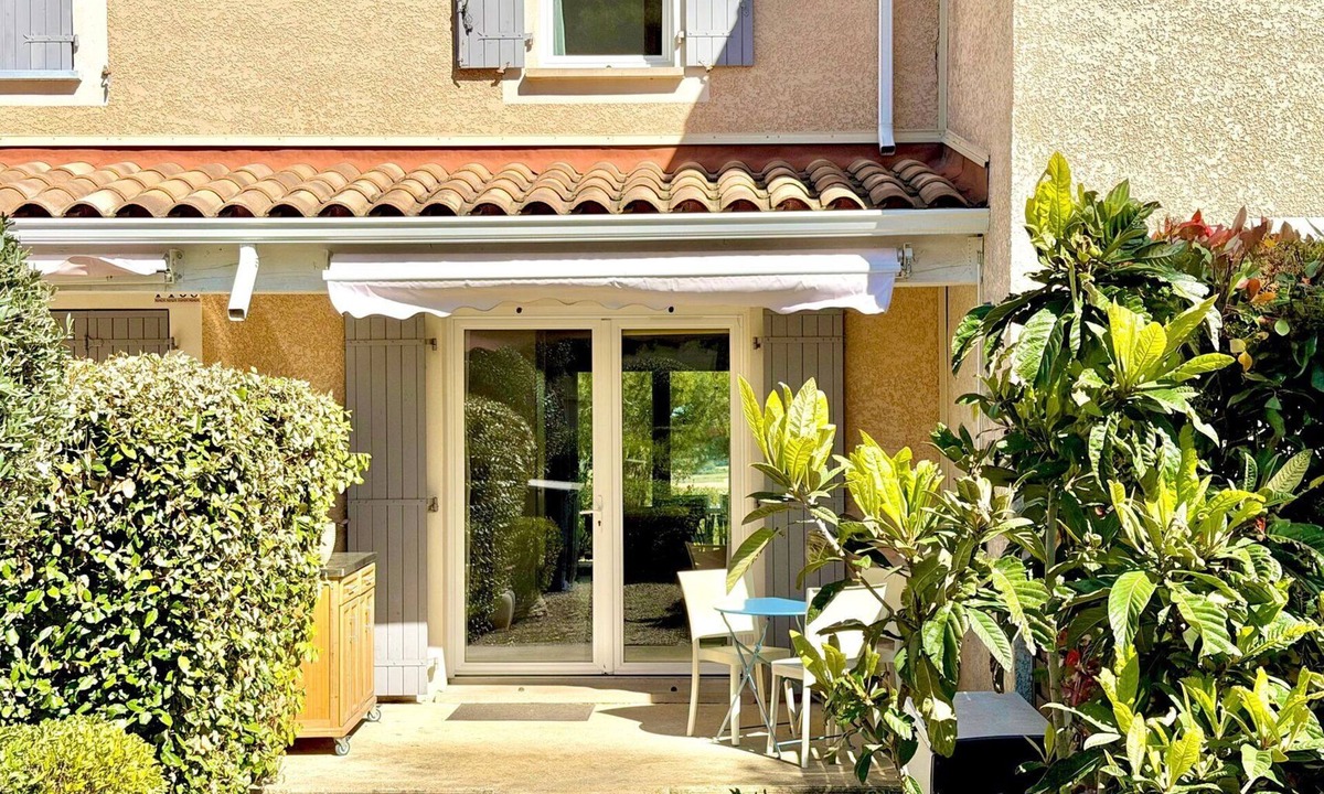 Calvisson Apartment | Chez Vous, Ailleurs | Pool & Terrace