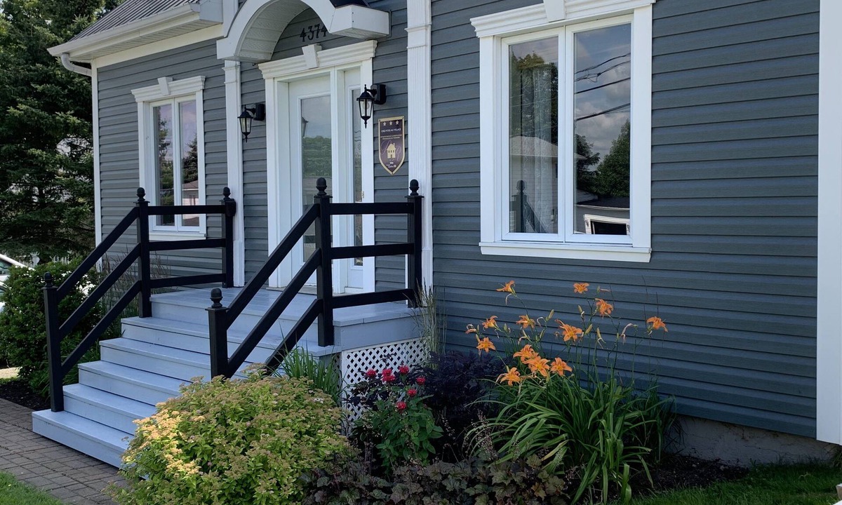 Notre-Dame-Auxiliatrice-de-Buckland House | Chez-Vous au Village: Calm, confort & full amenities