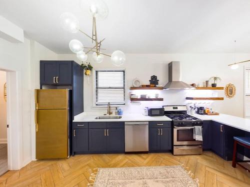 Berwyn Apartment | Chi-Town Hideout #1 - Near Metra