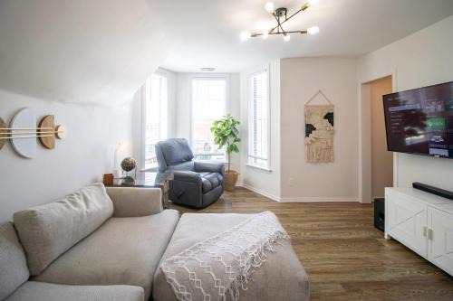 Berwyn Apartment | Chi-Town Hideout #2 - Near Metra