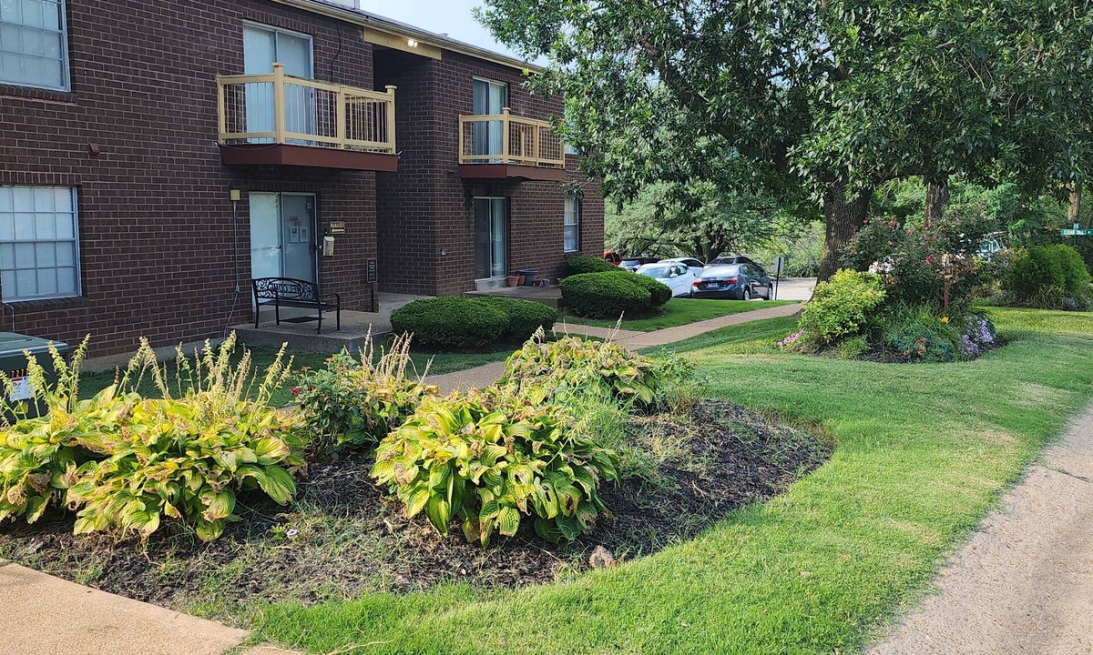 Overland Apartment | Chic 1-Bedroom near airport. Proceeds to STLCC Engineering Program Students