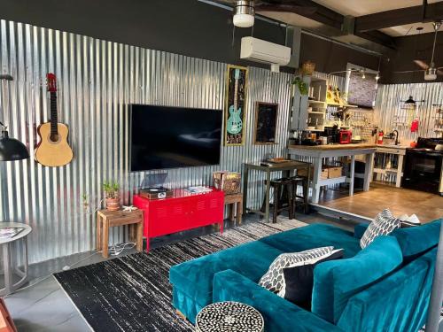 Algiers Point Hotel | Chic 1BR loft wking bed & full kitchen near ferry