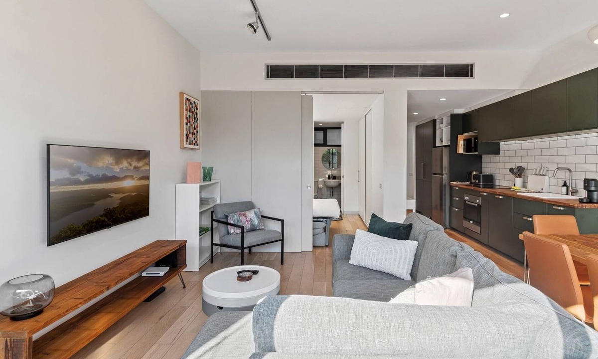 St Kilda Apartment | Chic 2-Bed Apartment in Vibrant St Kilda