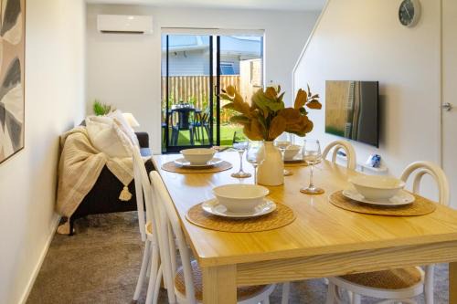Henderson Apartment | Chic 2-Bed Gem: Trust Arena Proximity - West AKL