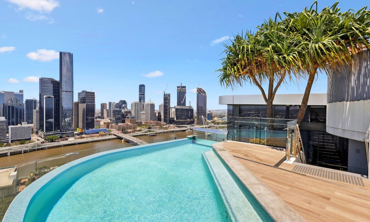 South Brisbane Apartment | Chic 2-Bed with Rooftop Pool Overlooking the City