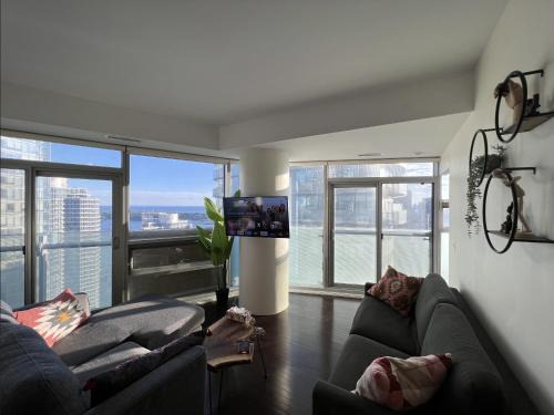 Toronto Entertainment District Apartment | Chic 2 Bedroom 2 Bathroom Panoramic CN Tower Views Condo With Free Parking