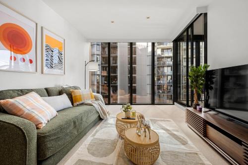 Docklands Apartment | Chic 2B Apt with CarPark and Pool Near Marvel