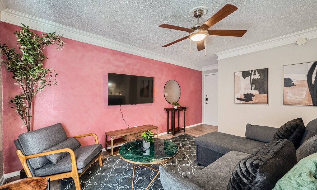Brentwood Apartment | Chic 2B Getaway | 10min > DTWN | W/D, Pool, Prkg