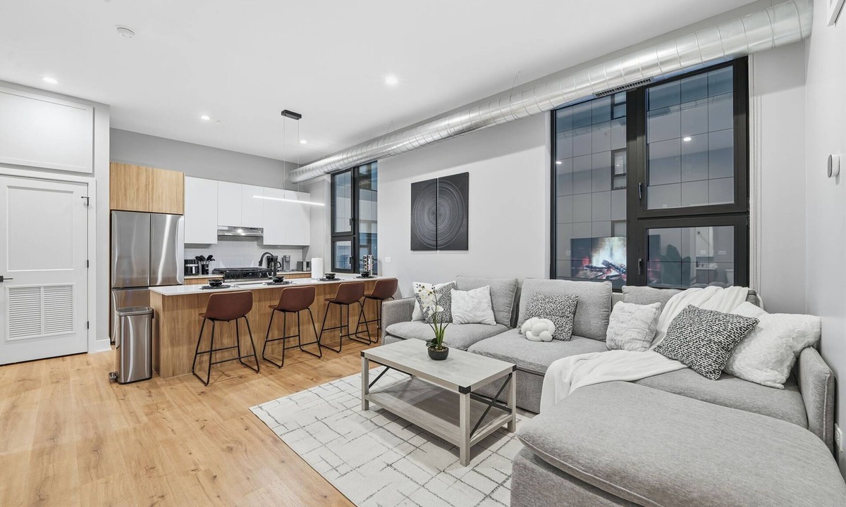 Edgewater Beach Apartment | Chic 2BR Apartment in Edgewater: Gym & Parking