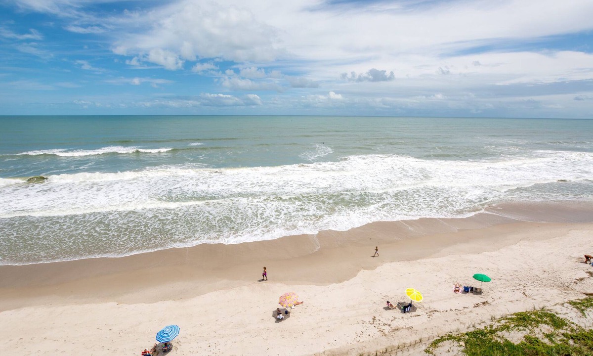 Tropic Condo | Chic 2BR Apt Near EGAD & Beaches | Wifi + Parking