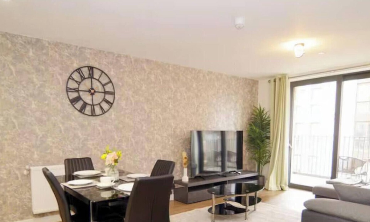 Royal Docks Apartment | Chic 2BR Flat Stunning Views Greenwich Peninsula