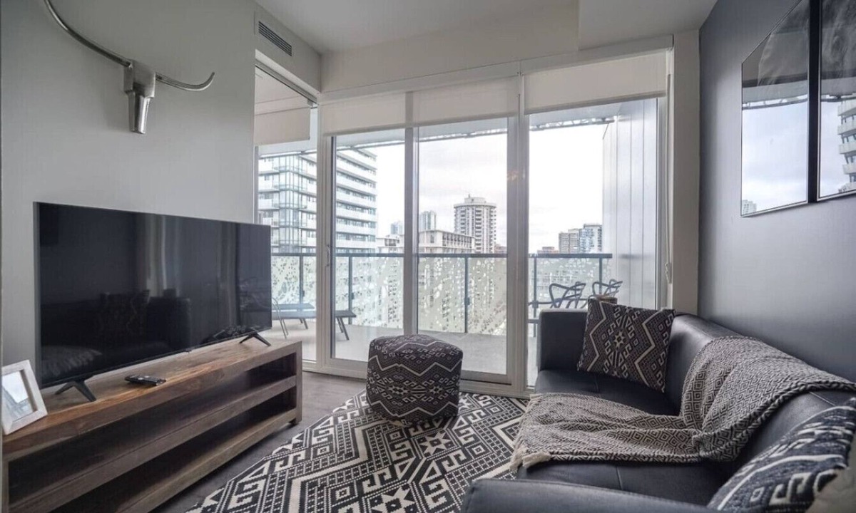 Bay Cloverhill Apartment | Chic 2BR Oasis with Skyline Views near Berczy Park