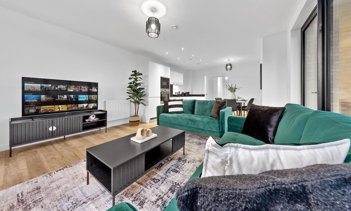 Park Royal Apartment | Chic 3 bed apartment with balcony