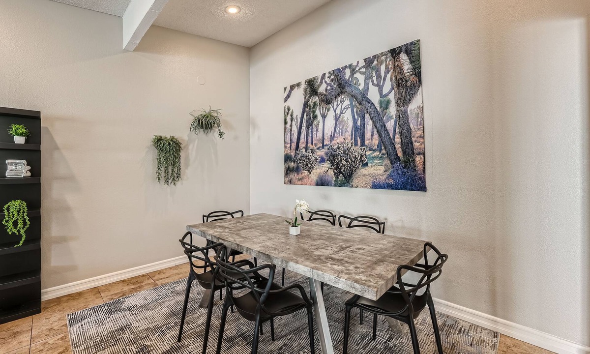 Rancho Oakey House | Chic 3-bedroom home in Fabulous Las Vegas with AC, WiFi, Garage Parking & more