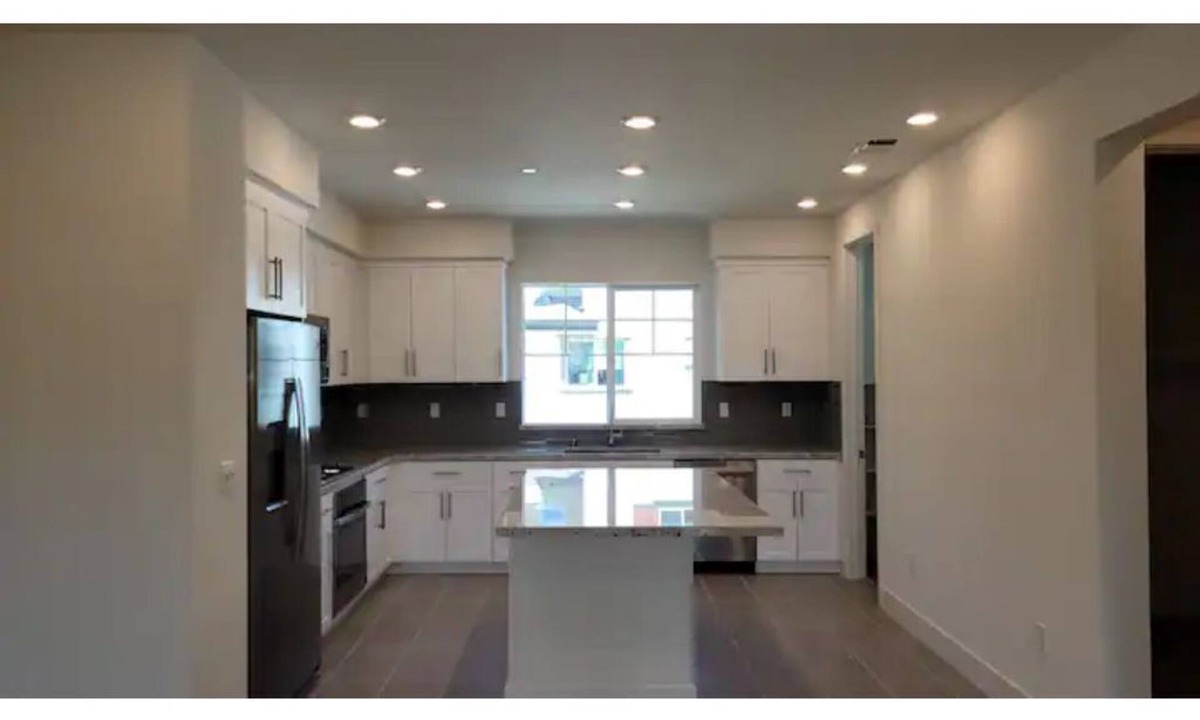 Contra Costa County House | Chic 3 Level Large Kitchen close to 5 golf courses