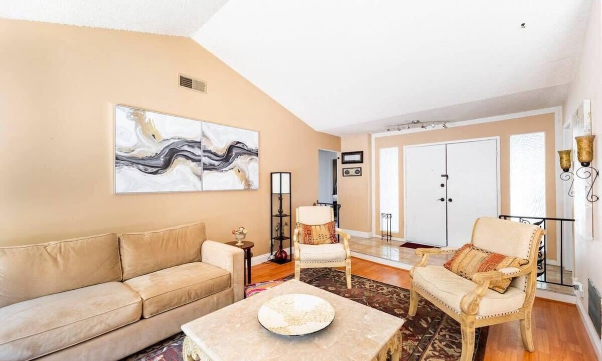 Southeastern Sacramento House | Chic 3BR,2B Haven near the River