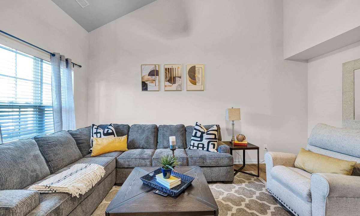 Northeast Raleigh House | Chic 3BR Townhome Next to Neuse River Trail - 1 Min Walk