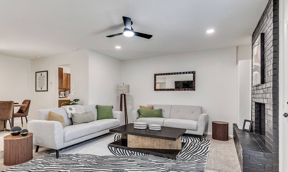 Edmond House | Chic 4BR Retreat with Big Backyard and Outdoor Dining Spaces
