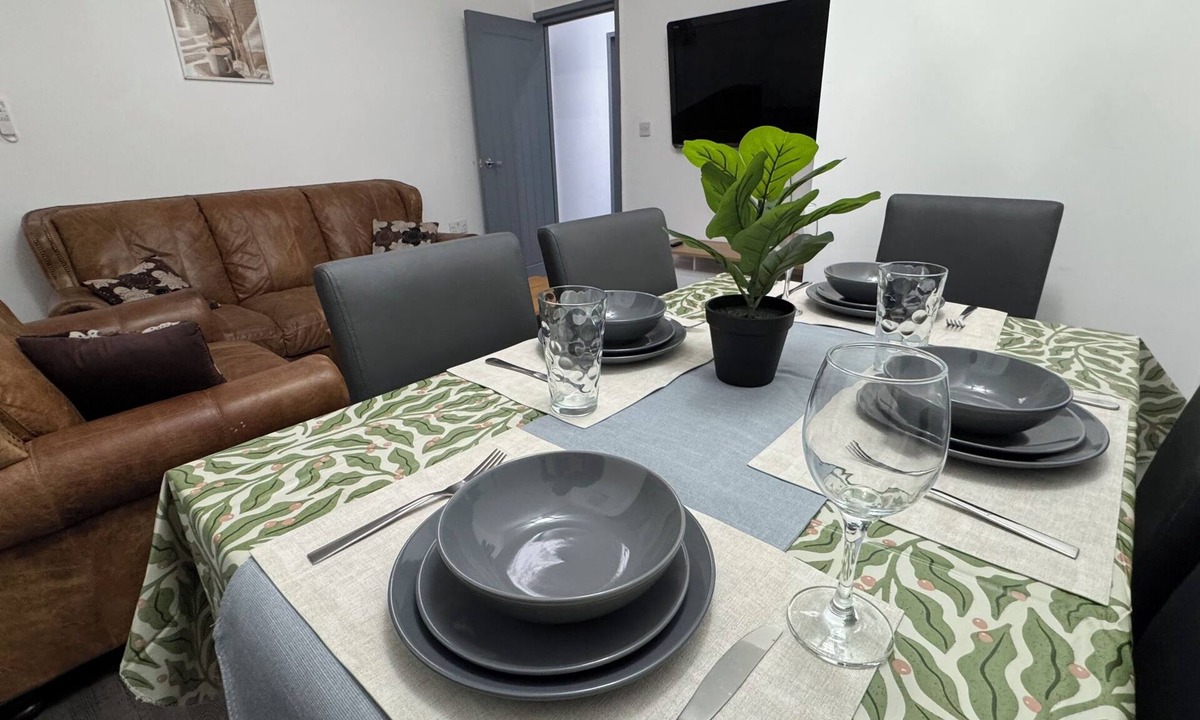 Tredegar Apartment | Chic Above Store