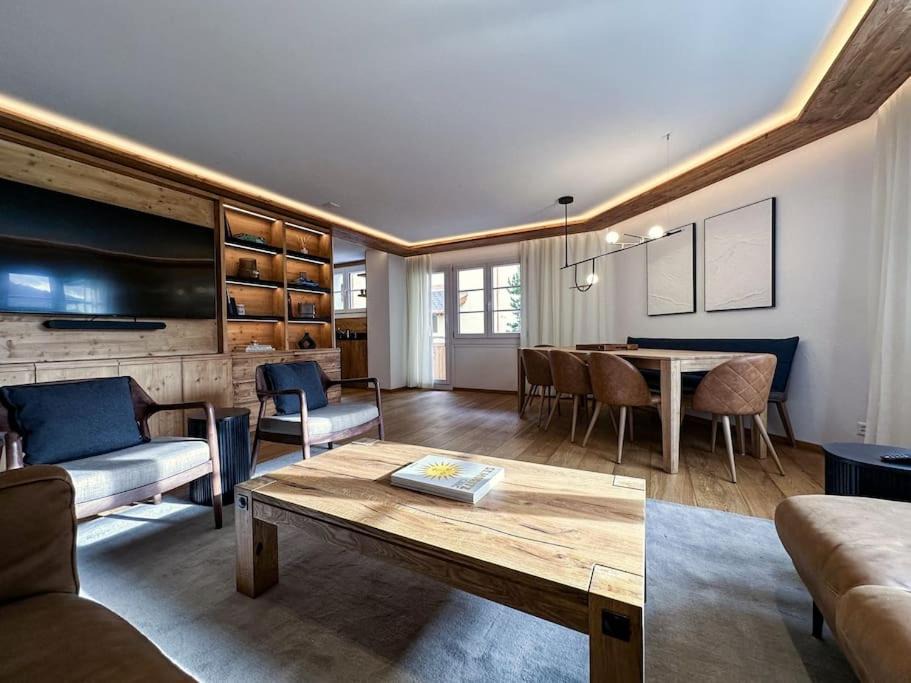 Samedan Apartment | Chic Alpine Elegance: Designer Retreat in Samedan