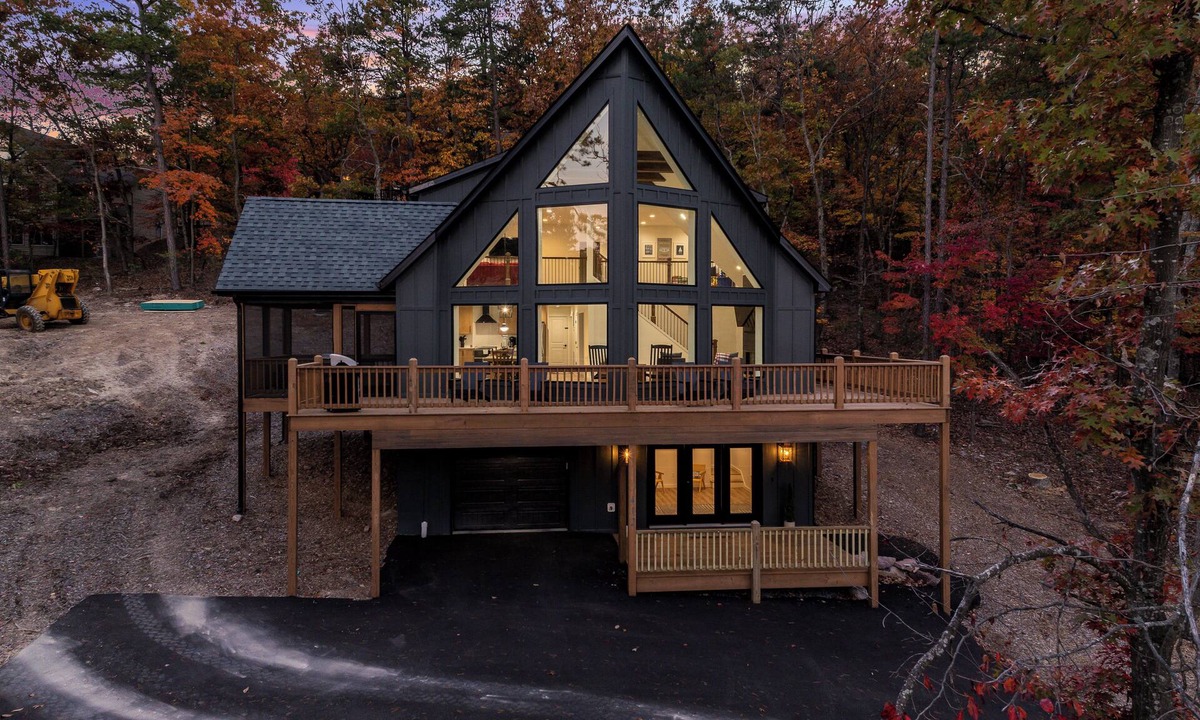 McGaheysville Cabin | Chic Alpine Lodge with 5BR + Views to Remember