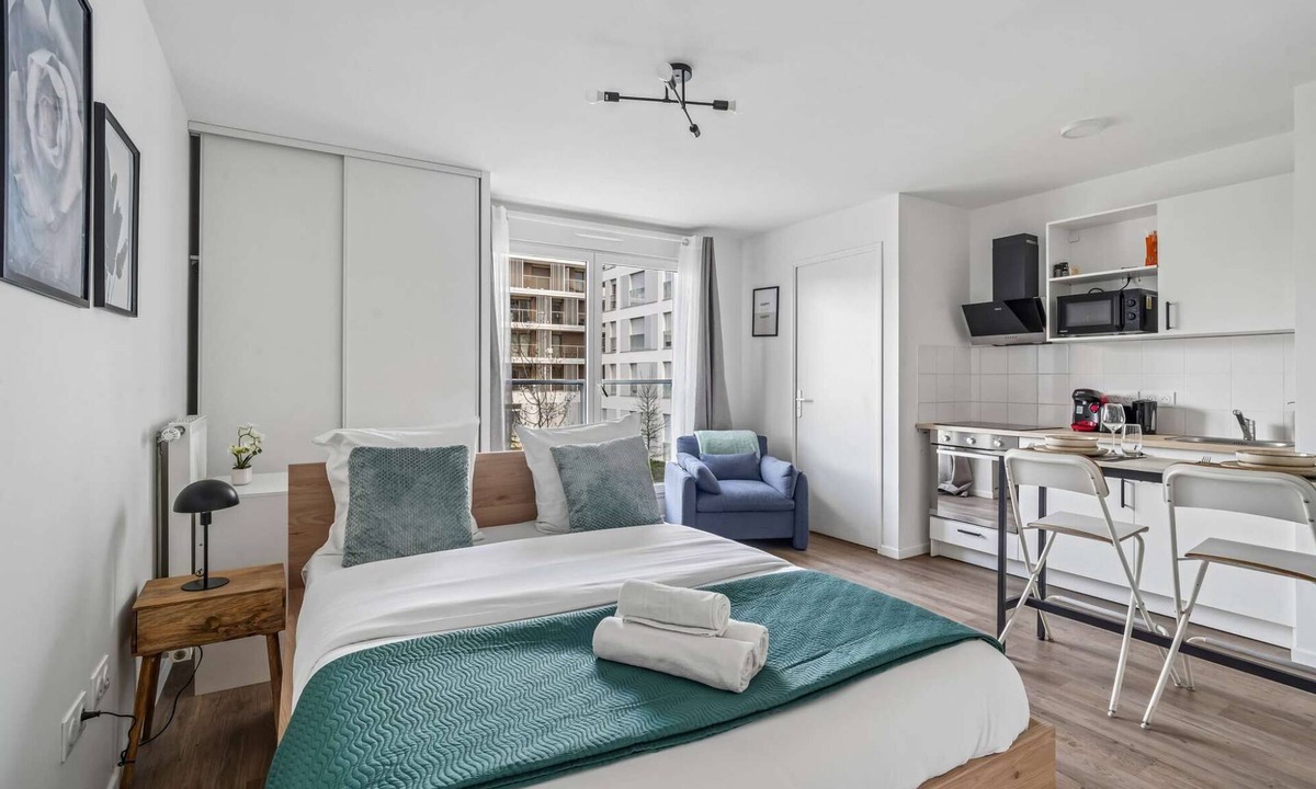 Bondy Apartment | Chic and brand-new studio near Paris