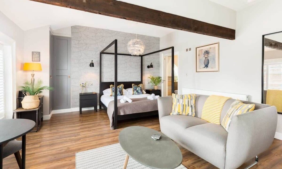 Warrington Apartment | Chic and central studio apartment with parking