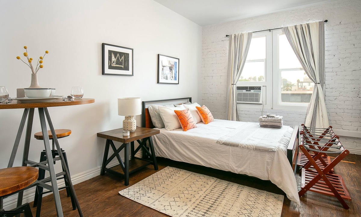 Westlake Hotel | Chic and Cozy Hideaway for Two Near DTLA