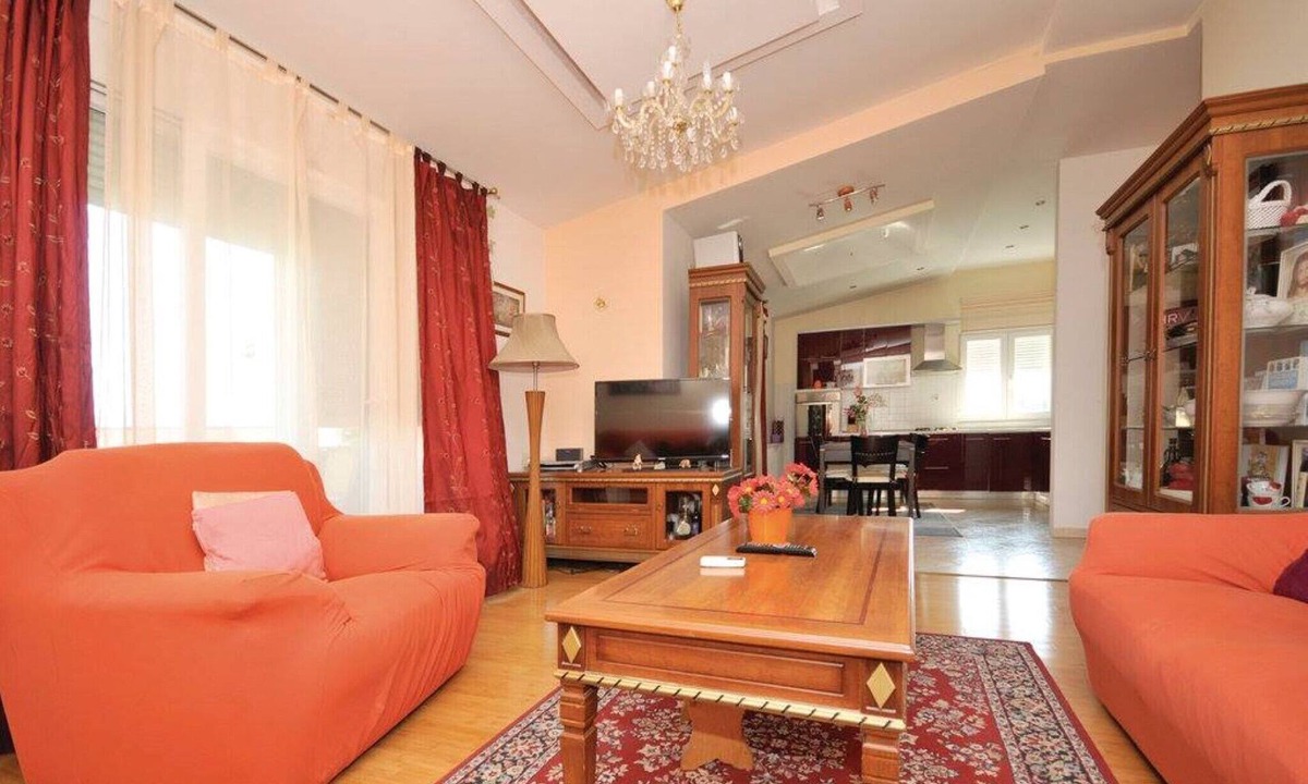 Rudine Apartment | Chic and Stylish Kastel Novi Apartment with Pool - Five Bedroom Apartment With Pool