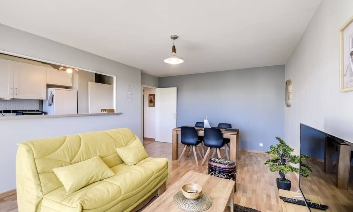 Courdimanche Apartment | Chic Apart With Parking and Balcony