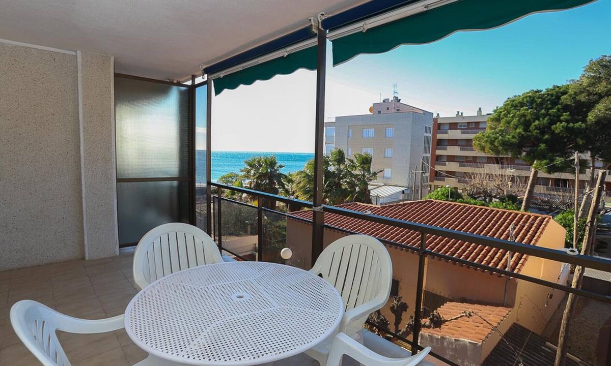 Vilafortuny Apartment | Chic Apartment in Cambrils, Terrace & Mediterranean Comfort