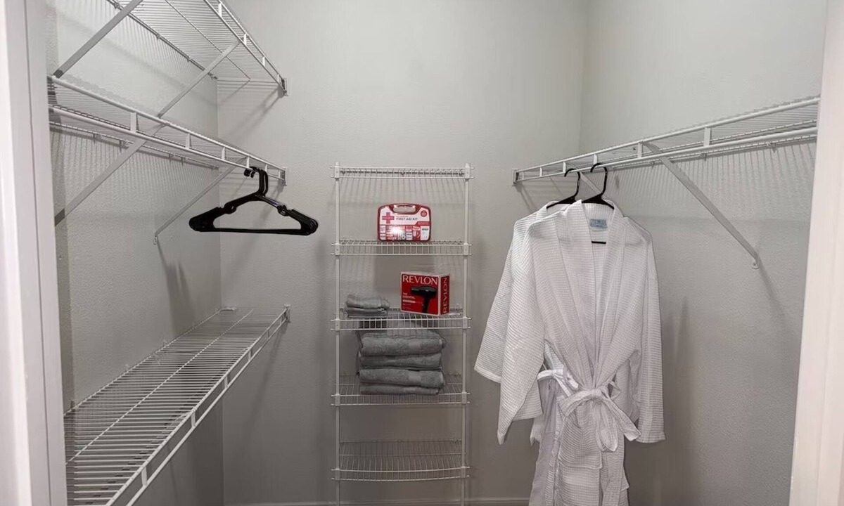 College Park Apartment | Chic Apt in The Woodlands-Parking-WI-FI-King Bed