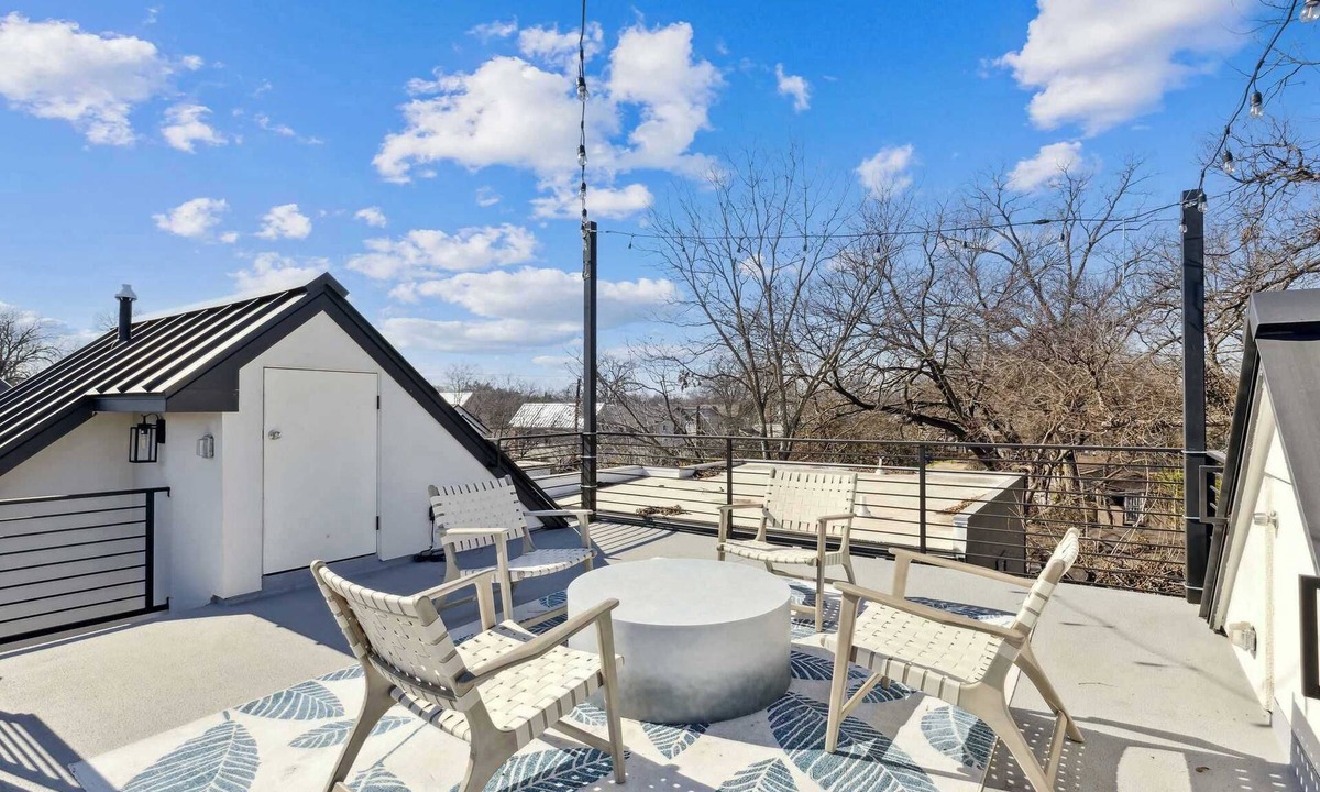 Holly House | Chic Austin Getaway – Brand New w/Rooftop Patio!