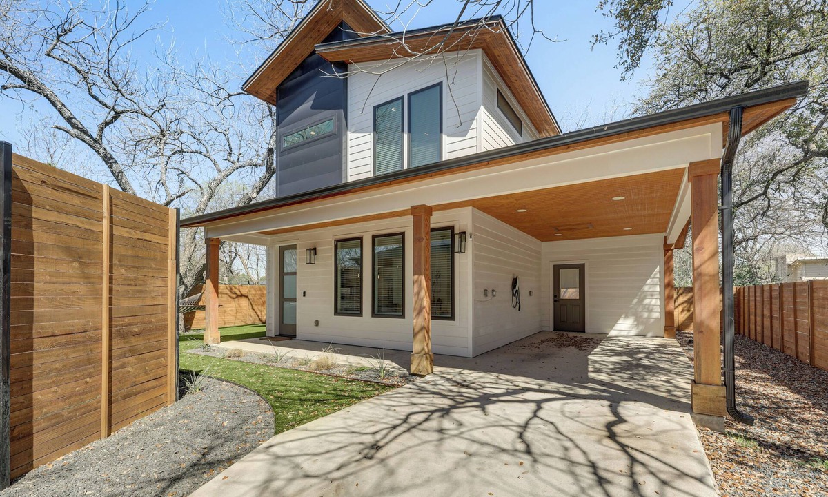 South Manchaca House | Chic Austin House w/Spacious Backyard & Hammock