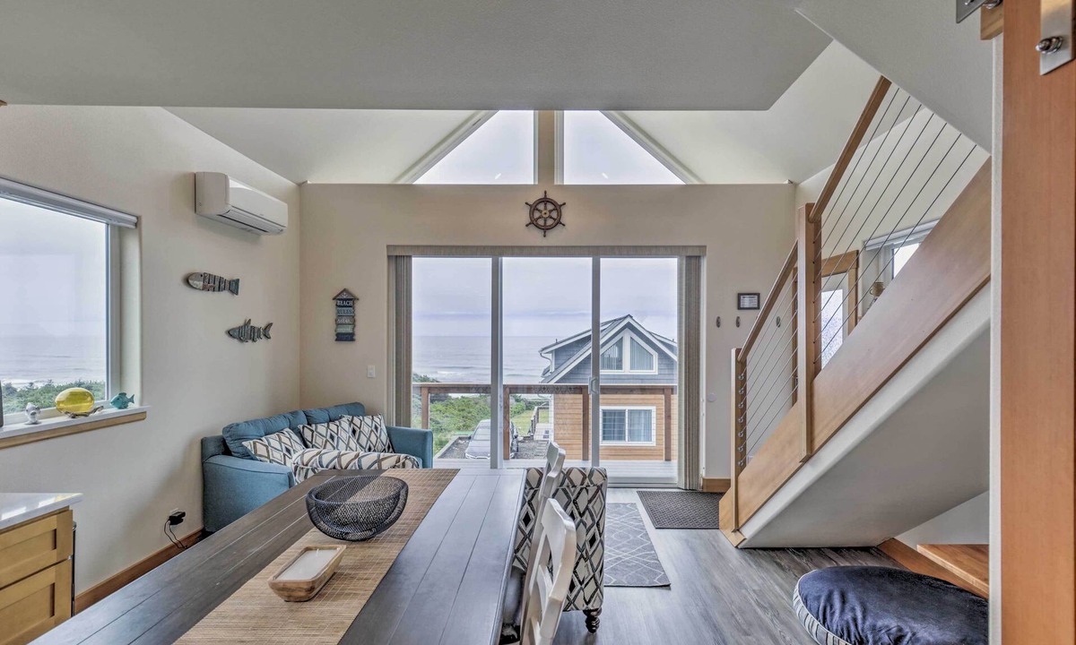 Yachats Apartment | Chic Beachfront Abode w/Balcony & Beach Access!