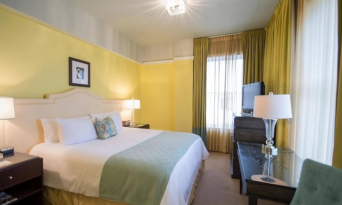 Goose Hollow Hotel | Chic Boutique Hotel with Pop-Up Cinema, On-site Bar and Mini-Golf!