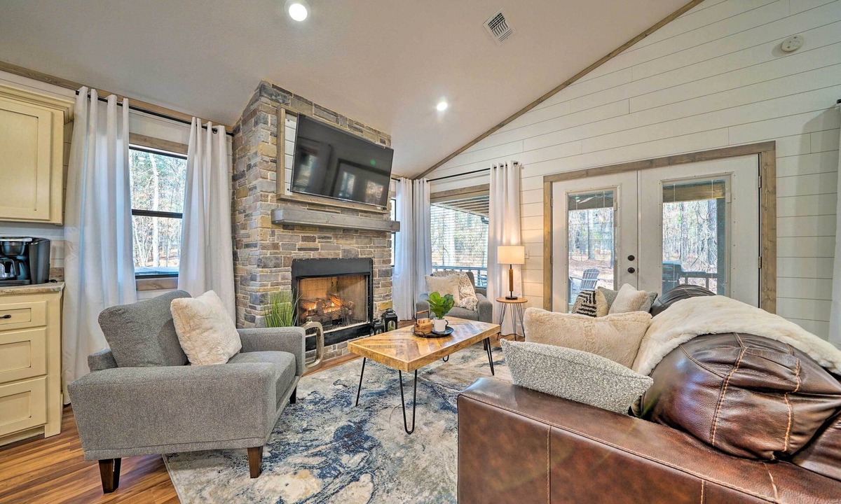 Hochatown Apartment | Chic Broken Bow Escape w/Hot Tub & Fire Pit!