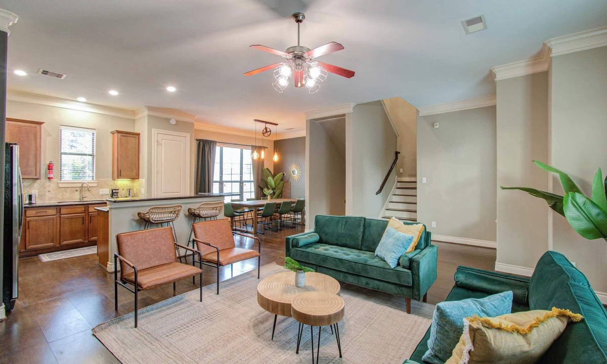 South Central Houston House | Chic & Central 3-BD Townhouse, Mins to DT